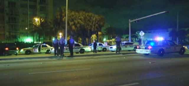 Policía de Key Biscayne busca a un joven que golpeó a un hombre y lo dejó inconsciente